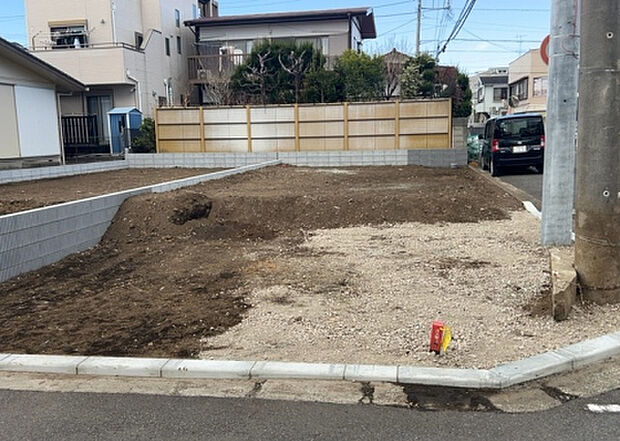 住宅用の土地では前面道路に2m以上接していなければならないと法律で定められています。しかし、お持ちの車のサイズやライフスタイルなどにより、2mでは利便が悪い場合もございますので、事前に確認しましょう。