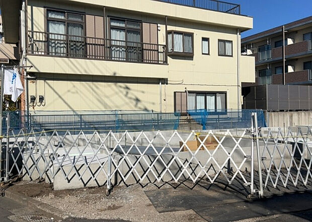 現地をご見学に行く際は、道路の幅や周辺の交通量、施設などをご確認頂くことをおすすめします！ある程度イメージをつけたいという場合は、同売主の施工事例や完成パースもお見せします。