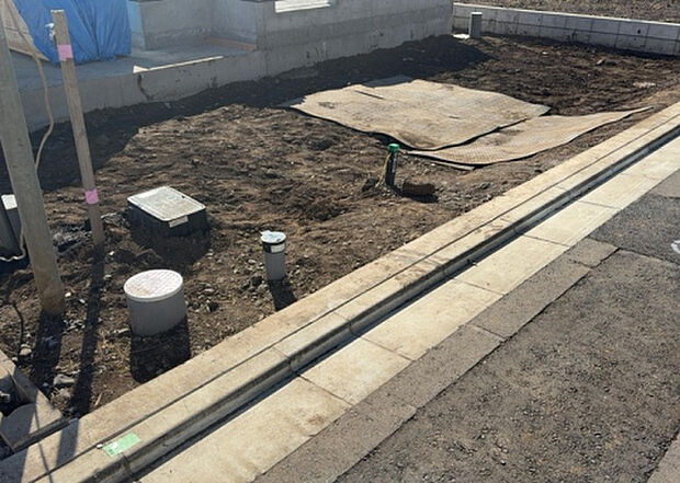 車一台あたりに必要なスペースは、標準サイズの普通自動車で横幅2m50cm、長さ5mは必要になります。ただし、乗降のことも考慮して横幅3m30cm、長さ5m50cmほどは確保できるところを選びましょう。