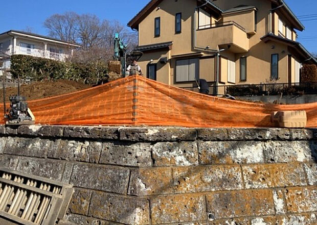 現地をご見学に行く際は、道路の幅や周辺の交通量、施設などをご確認頂くことをおすすめします！ある程度イメージをつけたいという場合は、同売主の施工事例や完成パースもお見せします。