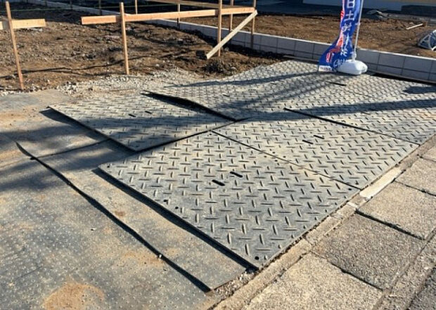 車一台あたりに必要なスペースは、標準サイズの普通自動車で横幅2m50cm、長さ5mは必要になります。ただし、乗降のことも考慮して横幅3m30cm、長さ5m50cmほどは確保できるところを選びましょう。