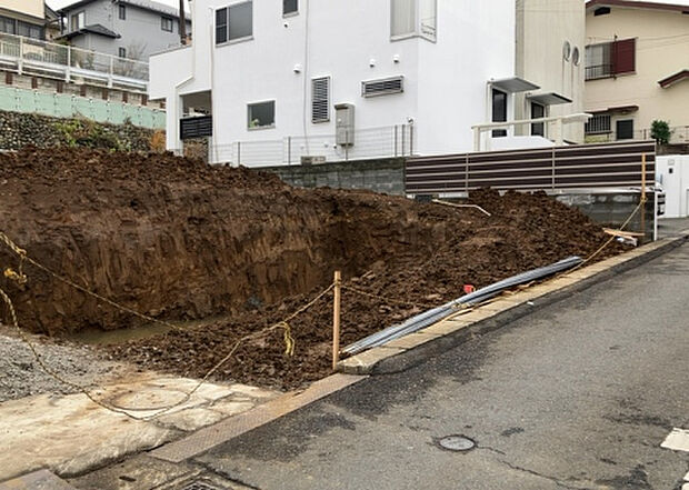 住宅用の土地では前面道路に2m以上接していなければならないと法律で定められています。しかし、お持ちの車のサイズやライフスタイルなどにより、2mでは利便が悪い場合もございますので、事前に確認しましょう。