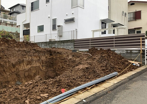 現地をご見学に行く際は、道路の幅や周辺の交通量、施設などをご確認頂くことをおすすめします！ある程度イメージをつけたいという場合は、同売主の施工事例や完成パースもお見せします。