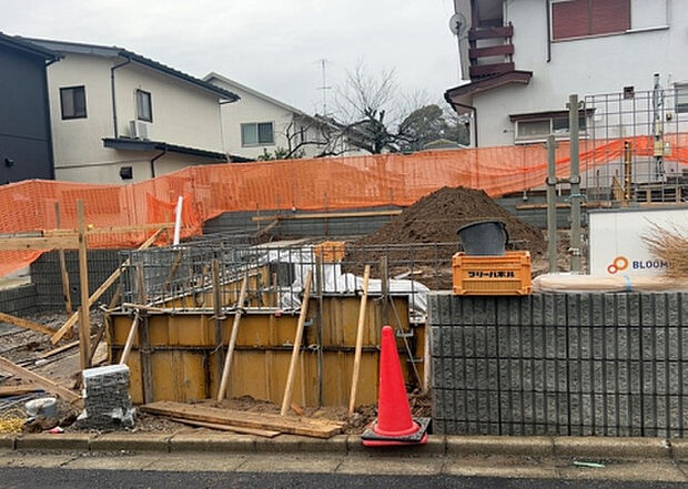 木造住宅とは土台、壁、柱など建築物の強度を支える構造体の材に木が使用されている構造を指します。構造体は建物の自重を支えるだけではなく風圧や水圧、積裁荷重などあらゆる衝撃に耐えるための基礎です。