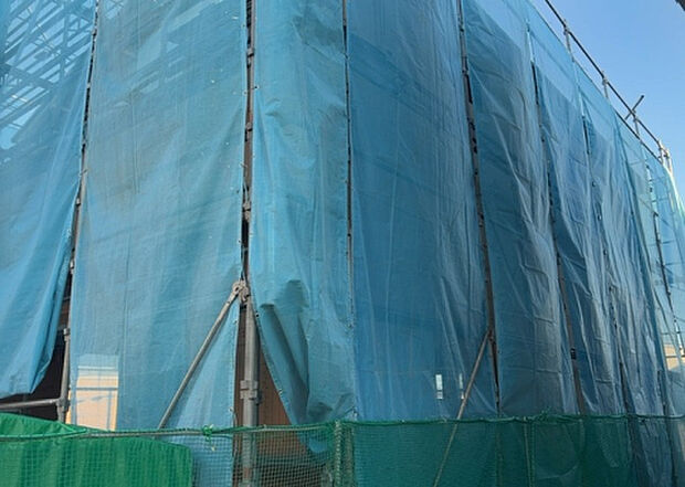 木造住宅とは土台、壁、柱など建築物の強度を支える構造体の材に木が使用されている構造を指します。構造体は建物の自重を支えるだけではなく風圧や水圧、積裁荷重などあらゆる衝撃に耐えるための基礎です。