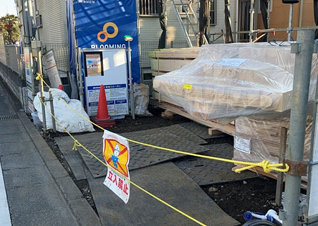 車一台あたりに必要なスペースは、標準サイズの普通自動車で横幅2m50cm、長さ5mは必要になります。ただし、乗降のことも考慮して横幅3m30cm、長さ5m50cmほどは確保できるところを選びましょう。