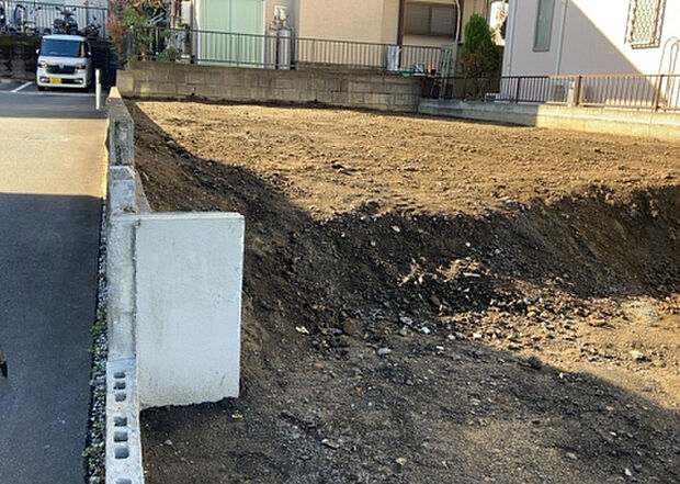 車一台あたりに必要なスペースは、標準サイズの普通自動車で横幅2m50cm、長さ5mは必要になります。ただし、乗降のことも考慮して横幅3m30cm、長さ5m50cmほどは確保できるところを選びましょう。