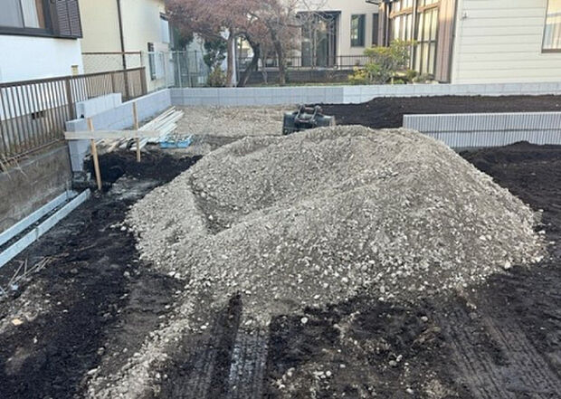 車一台あたりに必要なスペースは、標準サイズの普通自動車で横幅2m50cm、長さ5mは必要になります。ただし、乗降のことも考慮して横幅3m30cm、長さ5m50cmほどは確保できるところを選びましょう。