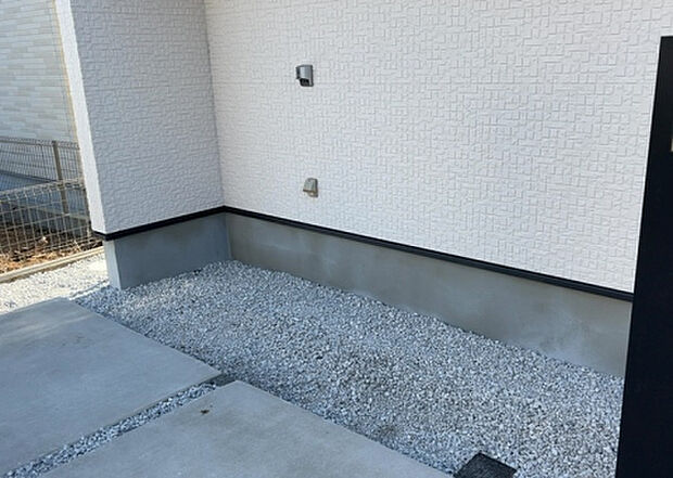 木造住宅とは土台、壁、柱など建築物の強度を支える構造体の材に木が使用されている構造を指します。構造体は建物の自重を支えるだけではなく風圧や水圧、積裁荷重などあらゆる衝撃に耐えるための基礎です。