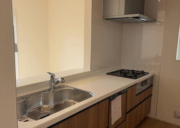 標準的なシステムキッチンの横幅は、165cm～300cm程度です。2100・2400・2550・2700などミリ単位で表記されます。普段どのように料理をするのかを想定しながら合ったサイズを選びましょう