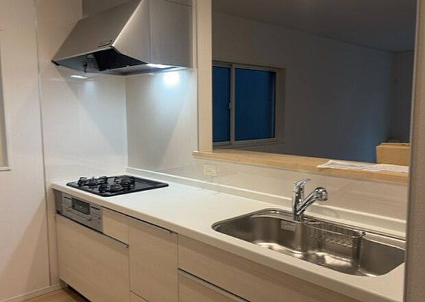 標準的なシステムキッチンの横幅は、165cm～300cm程度です。2100・2400・2550・2700などミリ単位で表記されます。普段どのように料理をするのかを想定しながら合ったサイズを選びましょう