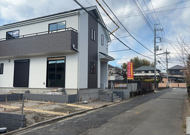 住宅用の土地では前面道路に2m以上接していなければならないと法律で定められています。しかし、お持ちの車のサイズやライフスタイルなどにより、2mでは利便が悪い場合もございますので、事前に確認しましょう。