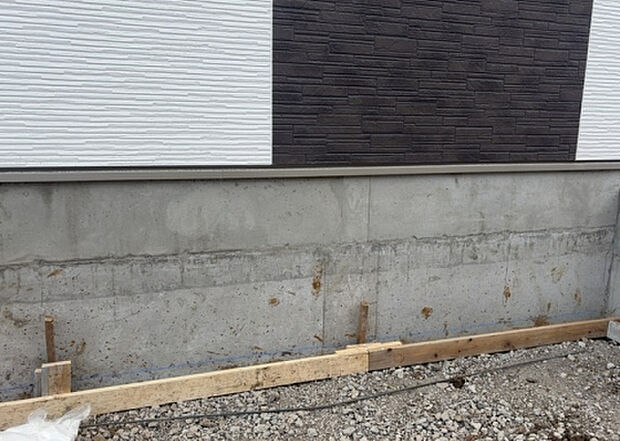 木造住宅とは土台、壁、柱など建築物の強度を支える構造体の材に木が使用されている構造を指します。構造体は建物の自重を支えるだけではなく風圧や水圧、積裁荷重などあらゆる衝撃に耐えるための基礎です。