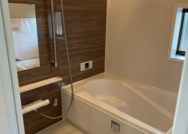 入浴時の快適さも大事なことですが、綺麗な状態を維持できなければ気持ちよく入浴できません。毎日の掃除が楽という点は大事なポイントになります！カビが生えにくく掃除がしやすい、壁や浴槽を選ぶといいでしょう。