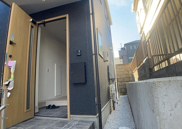 木造住宅とは土台、壁、柱など建築物の強度を支える構造体の材に木が使用されている構造を指します。構造体は建物の自重を支えるだけではなく風圧や水圧、積裁荷重などあらゆる衝撃に耐えるための基礎です。