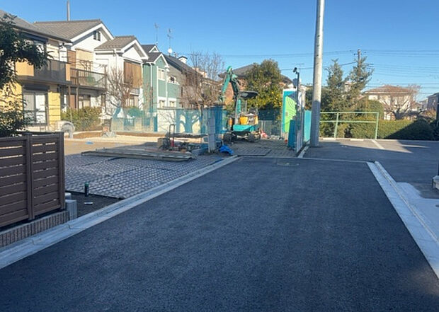 住宅用の土地では前面道路に2m以上接していなければならないと法律で定められています。しかし、お持ちの車のサイズやライフスタイルなどにより、2mでは利便が悪い場合もございますので、事前に確認しましょう。