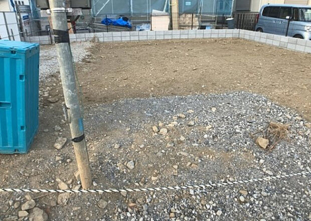 車一台あたりに必要なスペースは、標準サイズの普通自動車で横幅2m50cm、長さ5mは必要になります。ただし、乗降のことも考慮して横幅3m30cm、長さ5m50cmほどは確保できるところを選びましょう。