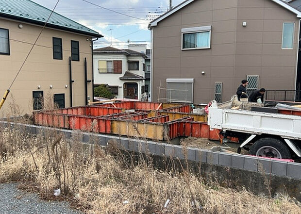 現地をご見学に行く際は、道路の幅や周辺の交通量、施設などをご確認頂くことをおすすめします！ある程度イメージをつけたいという場合は、同売主の施工事例や完成パースもお見せします。