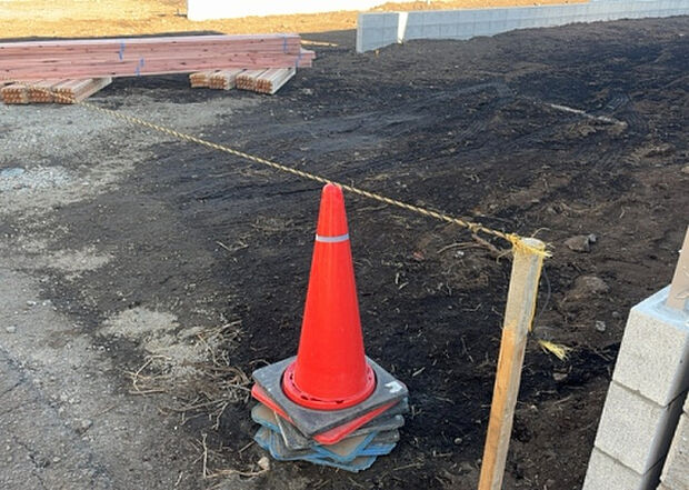 車一台あたりに必要なスペースは、標準サイズの普通自動車で横幅2m50cm、長さ5mは必要になります。ただし、乗降のことも考慮して横幅3m30cm、長さ5m50cmほどは確保できるところを選びましょう。