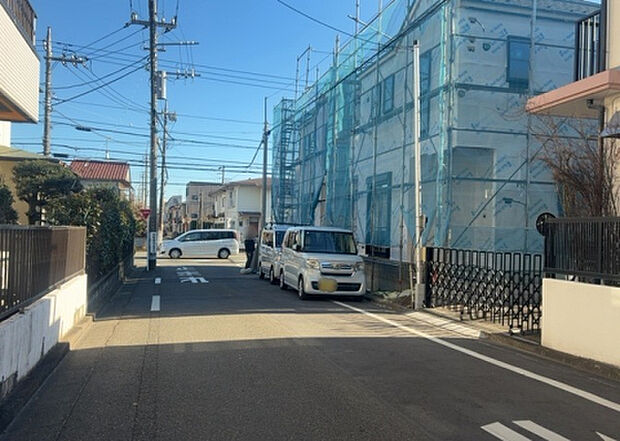 住宅用の土地では前面道路に2m以上接していなければならないと法律で定められています。しかし、お持ちの車のサイズやライフスタイルなどにより、2mでは利便が悪い場合もございますので、事前に確認しましょう。