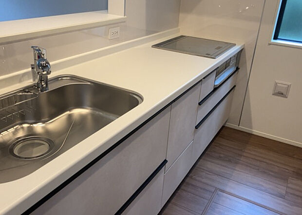 標準的なシステムキッチンの横幅は、165cm～300cm程度です。2100・2400・2550・2700などミリ単位で表記されます。普段どのように料理をするのかを想定しながら合ったサイズを選びましょう