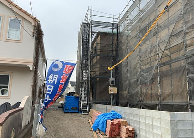 住宅用の土地では前面道路に2m以上接していなければならないと法律で定められています。しかし、お持ちの車のサイズやライフスタイルなどにより、2mでは利便が悪い場合もございますので、事前に確認しましょう。