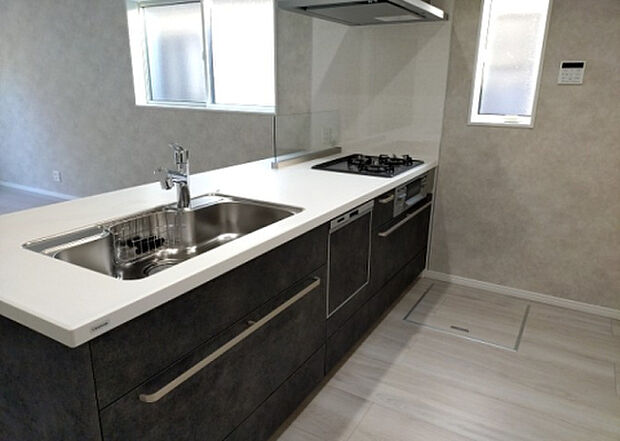 標準的なシステムキッチンの横幅は、165cm～300cm程度です。2100・2400・2550・2700などミリ単位で表記されます。普段どのように料理をするのかを想定しながら合ったサイズを選びましょう