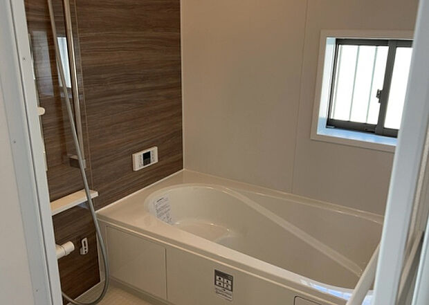 入浴時の快適さも大事なことですが、綺麗な状態を維持できなければ気持ちよく入浴できません。毎日の掃除が楽という点は大事なポイントになります！カビが生えにくく掃除がしやすい、壁や浴槽を選ぶといいでしょう。