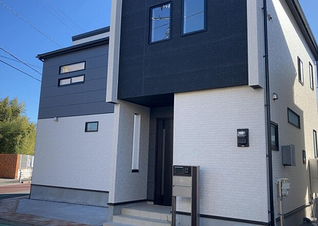 住宅用の土地では前面道路に2m以上接していなければならないと法律で定められています。しかし、お持ちの車のサイズやライフスタイルなどにより、2mでは利便が悪い場合もございますので、事前に確認しましょう。