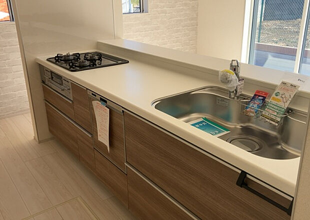 標準的なシステムキッチンの横幅は、165cm～300cm程度です。2100・2400・2550・2700などミリ単位で表記されます。普段どのように料理をするのかを想定しながら合ったサイズを選びましょう