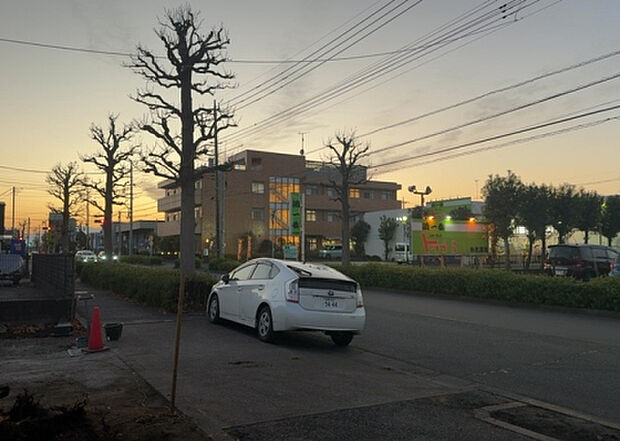 現地をご見学に行く際は、道路の幅や周辺の交通量、施設などをご確認頂くことをおすすめします！ある程度イメージをつけたいという場合は、同売主の施工事例や完成パースもお見せします。