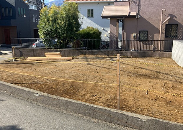 現地をご見学に行く際は、道路の幅や周辺の交通量、施設などをご確認頂くことをおすすめします！ある程度イメージをつけたいという場合は、同売主の施工事例や完成パースもお見せします。