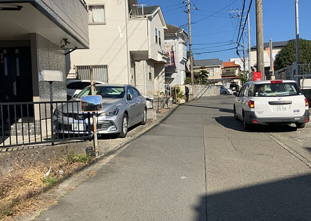 桜や紅葉の名所に出かける人は多いと思いますが、家にいながら季節の移ろいを感じる生活を送りませんか？リビングや窓から見える景色が生活を彩るワンポイントに！現地から見える景色を堪能してみては如何でしょう。