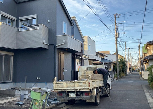 住宅用の土地では前面道路に2m以上接していなければならないと法律で定められています。しかし、お持ちの車のサイズやライフスタイルなどにより、2mでは利便が悪い場合もございますので、事前に確認しましょう。