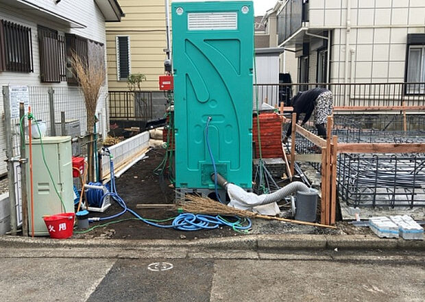 車一台あたりに必要なスペースは、標準サイズの普通自動車で横幅2m50cm、長さ5mは必要になります。ただし、乗降のことも考慮して横幅3m30cm、長さ5m50cmほどは確保できるところを選びましょう。