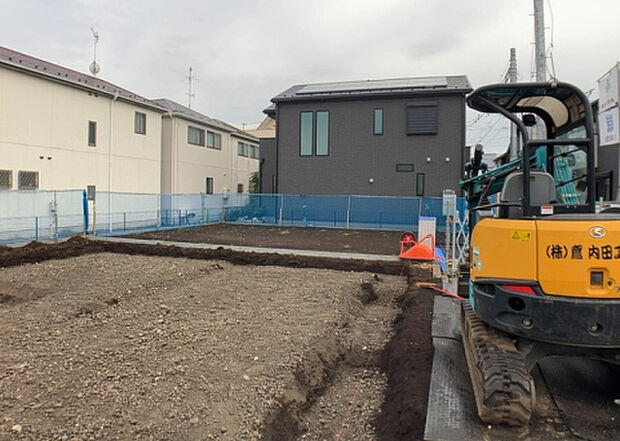 車一台あたりに必要なスペースは、標準サイズの普通自動車で横幅2m50cm、長さ5mは必要になります。ただし、乗降のことも考慮して横幅3m30cm、長さ5m50cmほどは確保できるところを選びましょう。