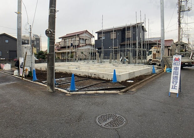 木造住宅とは土台、壁、柱など建築物の強度を支える構造体の材に木が使用されている構造を指します。構造体は建物の自重を支えるだけではなく風圧や水圧、積裁荷重などあらゆる衝撃に耐えるための基礎です。