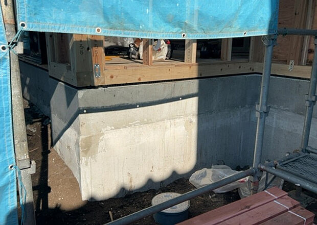 木造住宅とは土台、壁、柱など建築物の強度を支える構造体の材に木が使用されている構造を指します。構造体は建物の自重を支えるだけではなく風圧や水圧、積裁荷重などあらゆる衝撃に耐えるための基礎です。