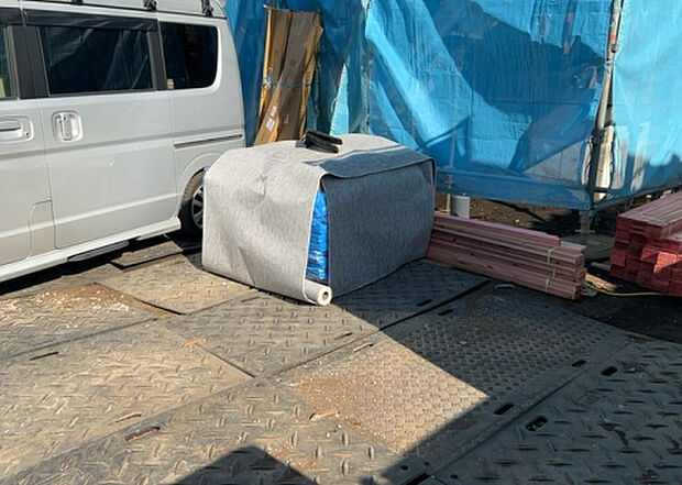 車一台あたりに必要なスペースは、標準サイズの普通自動車で横幅2m50cm、長さ5mは必要になります。ただし、乗降のことも考慮して横幅3m30cm、長さ5m50cmほどは確保できるところを選びましょう。