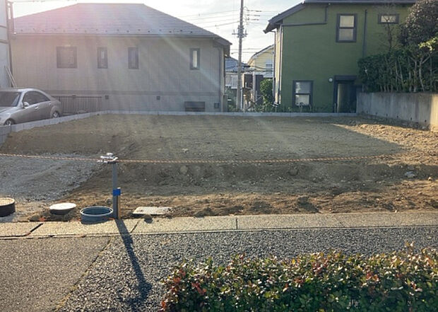 住宅用の土地では前面道路に2m以上接していなければならないと法律で定められています。しかし、お持ちの車のサイズやライフスタイルなどにより、2mでは利便が悪い場合もございますので、事前に確認しましょう。