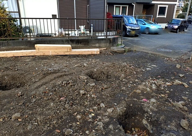 車一台あたりに必要なスペースは、標準サイズの普通自動車で横幅2m50cm、長さ5mは必要になります。ただし、乗降のことも考慮して横幅3m30cm、長さ5m50cmほどは確保できるところを選びましょう。