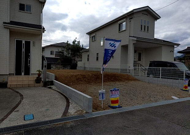 住宅用の土地では前面道路に2m以上接していなければならないと法律で定められています。しかし、お持ちの車のサイズやライフスタイルなどにより、2mでは利便が悪い場合もございますので、事前に確認しましょう。