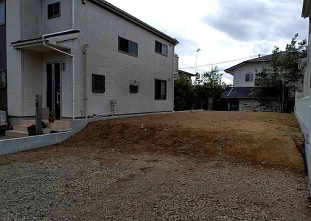 現地をご見学に行く際は、道路の幅や周辺の交通量、施設などをご確認頂くことをおすすめします！ある程度イメージをつけたいという場合は、同売主の施工事例や完成パースもお見せします。