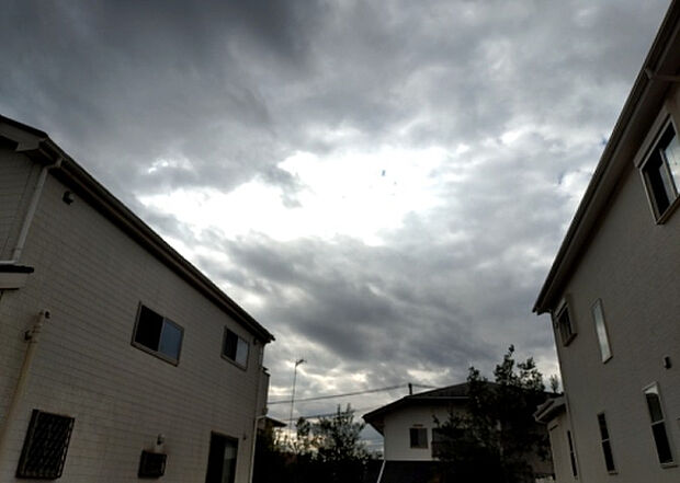 桜や紅葉の名所に出かける人は多いと思いますが、家にいながら季節の移ろいを感じる生活を送りませんか？リビングや窓から見える景色が生活を彩るワンポイントに！現地から見える景色を堪能してみては如何でしょう。