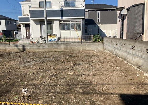 現地をご見学に行く際は、道路の幅や周辺の交通量、施設などをご確認頂くことをおすすめします！ある程度イメージをつけたいという場合は、同売主の施工事例や完成パースもお見せします。