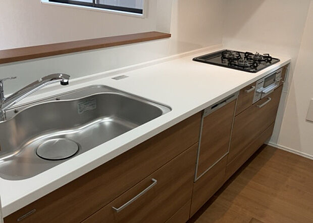 標準的なシステムキッチンの横幅は、165cm～300cm程度です。2100・2400・2550・2700などミリ単位で表記されます。普段どのように料理をするのかを想定しながら合ったサイズを選びましょう