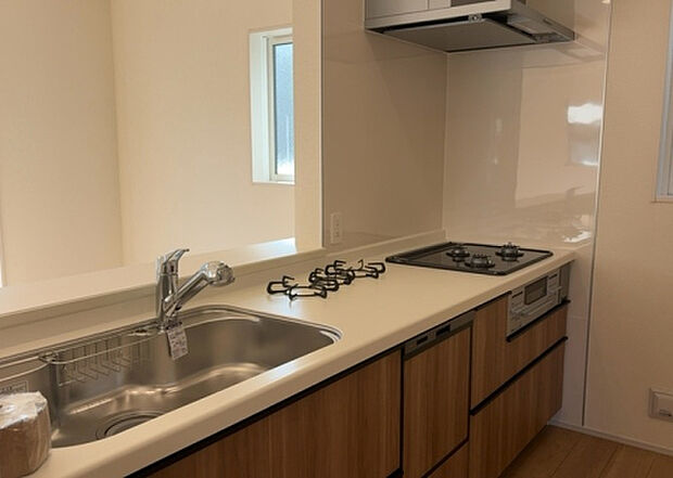 標準的なシステムキッチンの横幅は、165cm～300cm程度です。2100・2400・2550・2700などミリ単位で表記されます。普段どのように料理をするのかを想定しながら合ったサイズを選びましょう