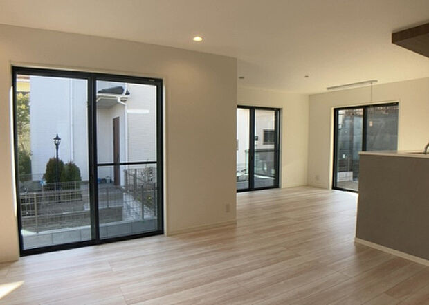 リビングの間取りの種類は大きくわけてリビングとダイニングが別になっているタイプ、リビングダイニング一体型です。どちらも一長一短ですので、家を選ぶ時はその両面をチェックして決めるようにしましょう。