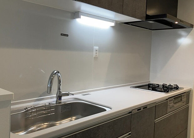 標準的なシステムキッチンの横幅は、165cm～300cm程度です。2100・2400・2550・2700などミリ単位で表記されます。普段どのように料理をするのかを想定しながら合ったサイズを選びましょう