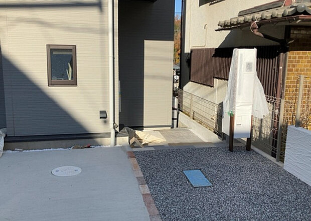 木造住宅とは土台、壁、柱など建築物の強度を支える構造体の材に木が使用されている構造を指します。構造体は建物の自重を支えるだけではなく風圧や水圧、積裁荷重などあらゆる衝撃に耐えるための基礎です。